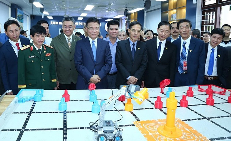 Deputy Prime Minister and delegates visited the learning model at Ham Rong High School, Thanh Hoa province. 3-tham-quan.jpg