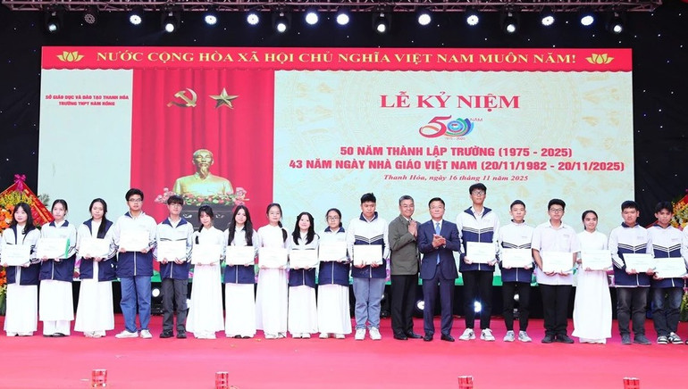Deputy Prime Minister Le Thanh Long awarded scholarships and encouraged students to continuously improve in their studies. 2-trao-qua.jpg