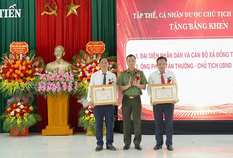 Lãnh đạo Công an tỉnh Thanh Hóa trao Bằng khen cho tập thể, cá nhân có thành tích xuất sắc. 3-uy-ban-tinh-tang-bk-cho-2-tap-the-ca-nhan.jpg