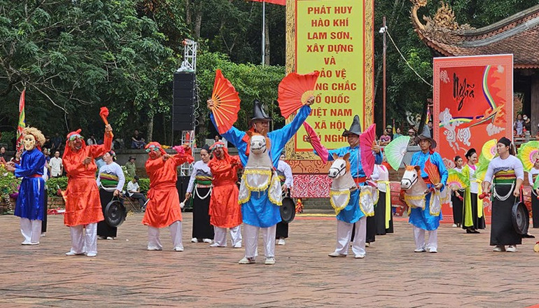 Quần chúng diễn trò Xuân Phả tại lễ hội Lam Kinh. 5-xuan-pha.jpg