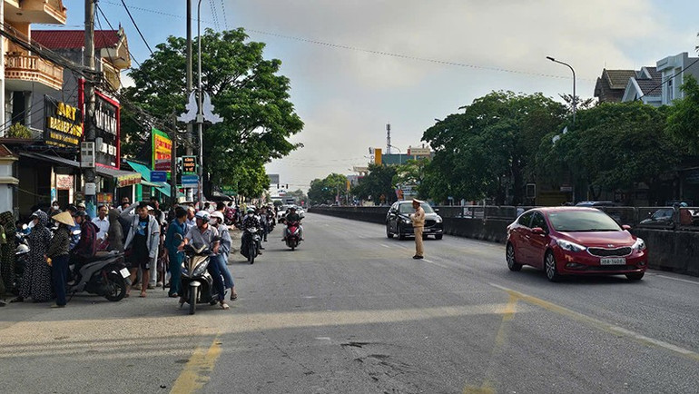 Cảnh sát giao thông Thanh Hóa điều tiết phương tiện, bảo đảm an toàn giao thông phục vụ Kỳ thi Tốt nghiệp trung học phổ thông năm 2025. 3.jpg
