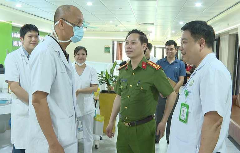 Lãnh đạo Công an tỉnh Thanh Hóa trò chuyện, trao đổi với các bác sĩ Bệnh viện hữu nghị Việt Đức. anh-2.jpg