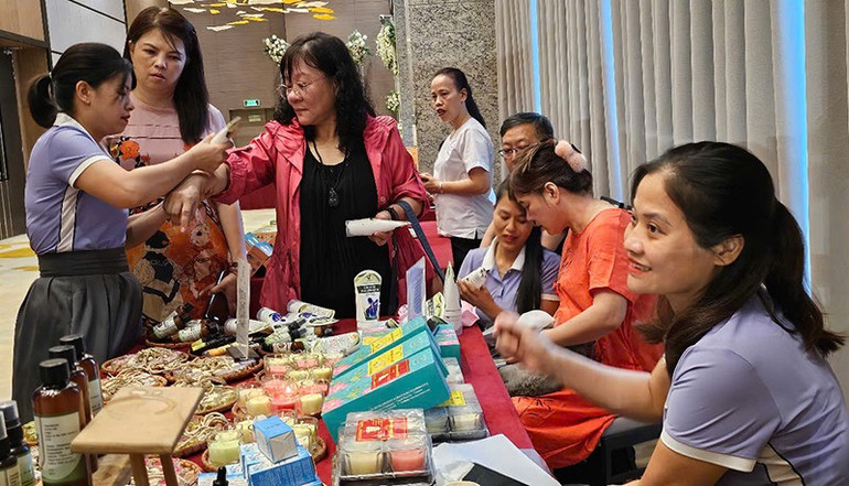 Khách đến từ Đài Loan (Trung Quốc) quan tâm các sản phẩm OCOP ở Thanh Hóa. khach-quoc-te.jpg