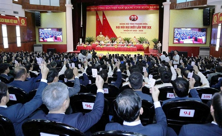 Các đại biểu biểu quyết thông qua Nghị quyết Đại hội Đảng bộ tỉnh Thanh Hóa lần thứ 20. 3-bieu-quyet.jpg
