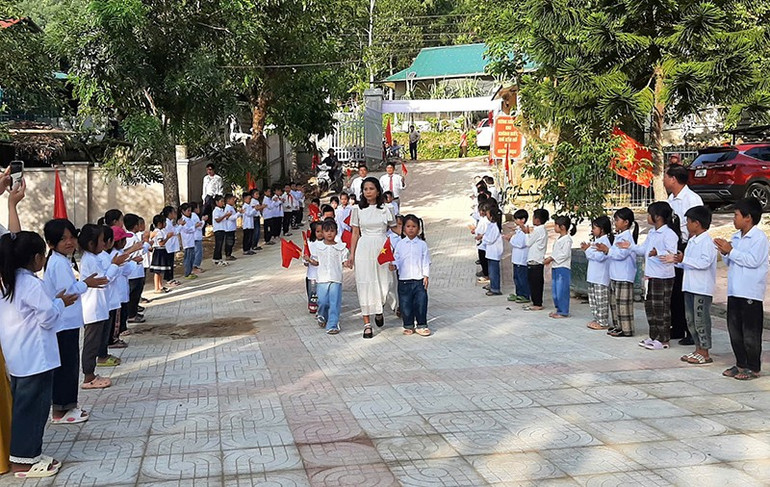 Thầy, cô giáo Trường tiểu học Yên Nhân đón học sinh đầu cấp dự khai giảng năm học mới yen-nhan.jpg