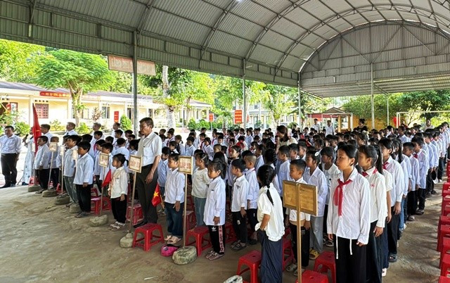 Giáo viên, học sinh vùng cao Thanh Hóa trong lễ khai giảng năm học mới. yen-nhan-1.jpg