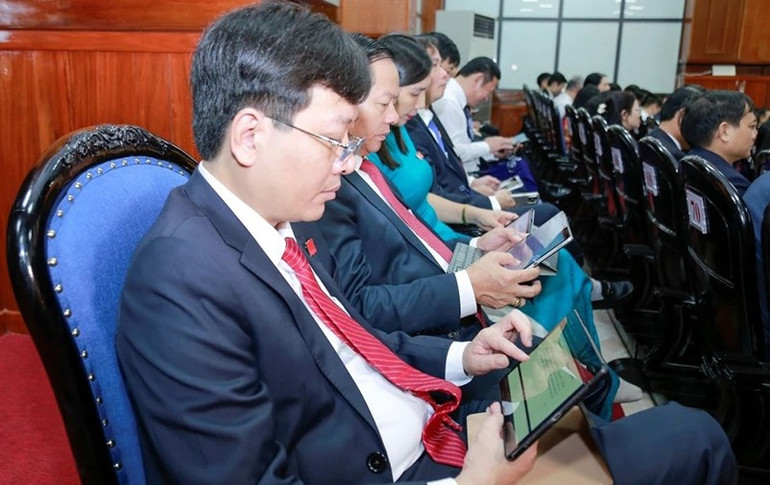 Các đại biểu tham dự đại hội truy cập, nghiên cứu tài liệu trên thiết bị cầm tay. 2-khong-giay.jpg