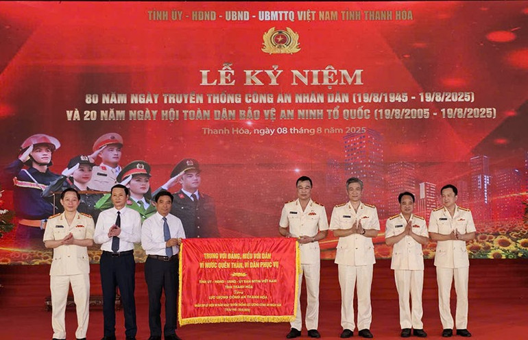 Tỉnh Thanh Hóa trao tặng bức trướng chúc mừng lực lượng Công an Thanh Hóa. tinh-tang.jpg