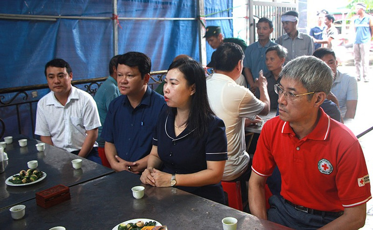 Lãnh đạo Mặt trận Tổ quốc, Hội Chữ thập đỏ tỉnh Thanh Hóa chia buồn, động viên thân nhân gia đình có người tử vong do thiên tai. 3-manh.jpg