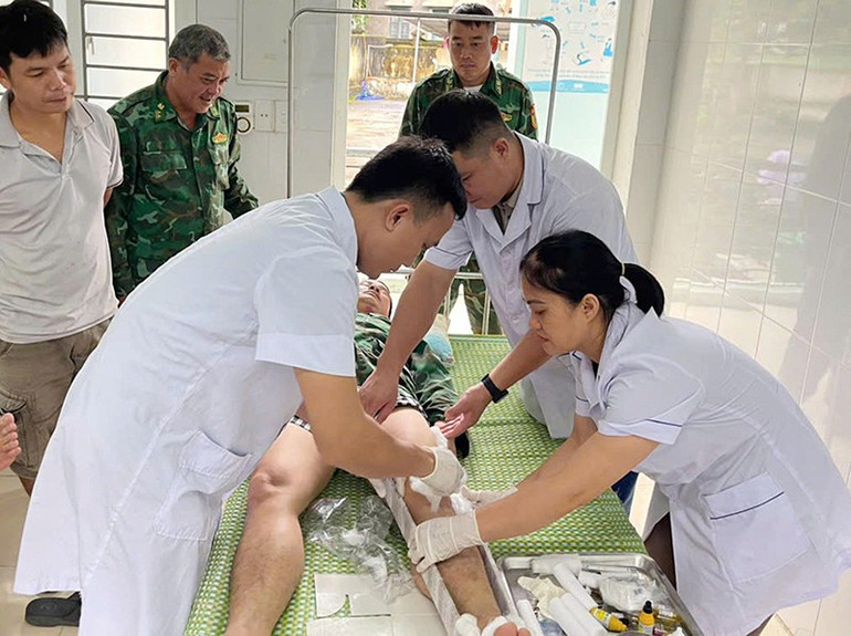 Nhân viên y tế chăm sóc, xử lý vết thương cho Bộ đội Biên phòng. 3.jpg