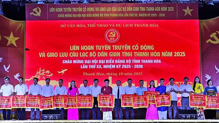 قام المنظمون بتقديم الأعلام للوحدات المشاركة في المهرجان. 2-tang-co.jpg