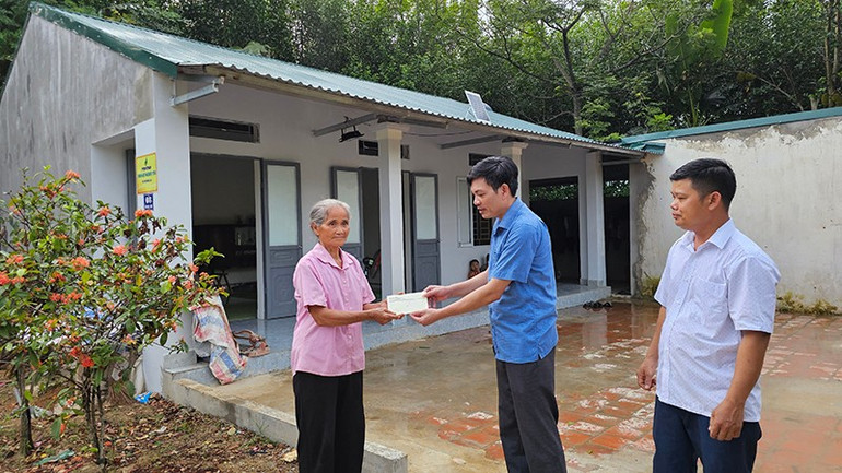Phó Bí thư Đảng ủy xã Ngọc Liên trao khoản hỗ trợ sinh kế cho bà Bùi Thị Thân ở thôn 9. 7.jpg