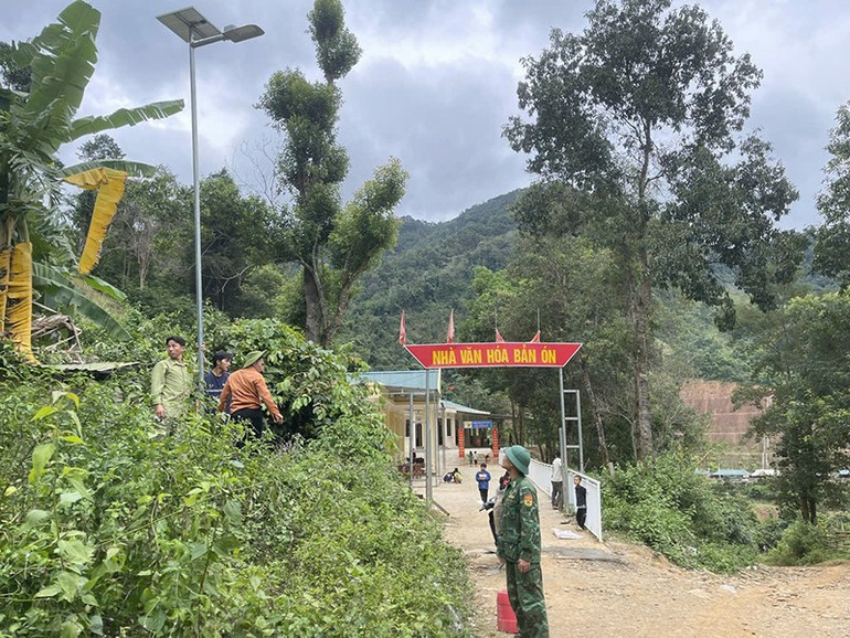 Bộ đội Biên phòng cùng nhà tài trợ, nhân dân lắp đặt đèn sáng bằng năng lượng mặt trời trước Nhà văn hóa bản Ón, xã Tam Chung. 2-nha-van-hoa.jpg