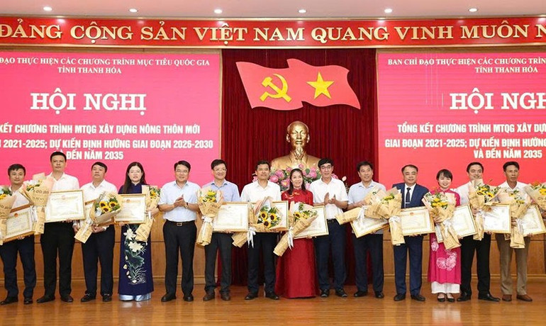 Tỉnh Thanh Hóa trao tặng Bằng khen cho các cá nhân có thành tích trong xây dựng nông thôn mới. tiens-trao.jpg