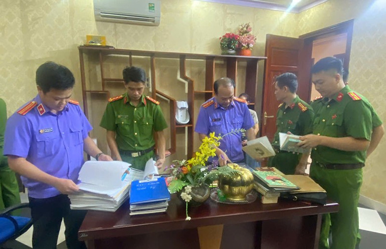 Cơ quan chức năng khám xét nơi làm việc của bị can. 2.jpg