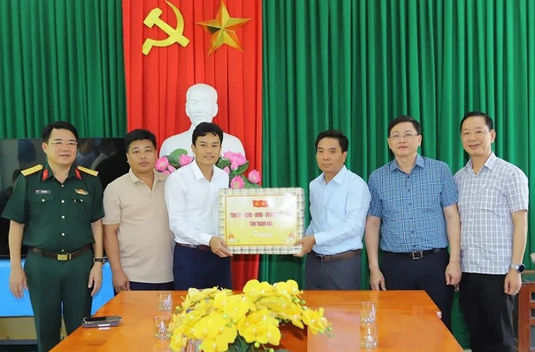 Bí thư Tỉnh ủy Thanh Hóa tặng quà cho Trường tiểu học Yên Nhân 2. anh-3-tang-qua-tieu-hoc-yen-nhan-2.jpg