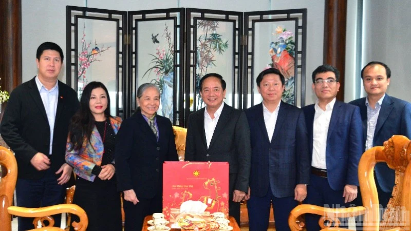 Đoàn lãnh đạo Ban Tuyên giáo và Dân vận Trung ương thăm viếng, chúc Tết gia đình Tổng Bí thư Nguyễn Phú Trọng