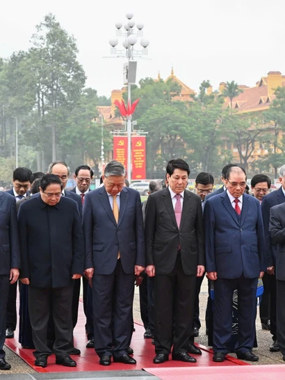 Các đồng chí lãnh đạo, nguyên lãnh đạo Đảng, Nhà nước thành kính tưởng nhớ công lao to lớn của Chủ tịch Hồ Chí Minh.