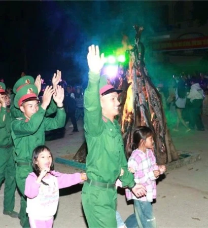 Bộ đội cùng giao lưu với người dân xã vùng sâu Yang Mao.