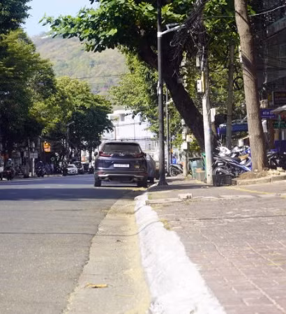 Vỉa hè trên đường Nam Kỳ Khởi Nghĩa, Vũng Tàu sáng 6/4 đã thông thoáng hơn với phần đường dành cho người đi bộ không bị lấn chiếm