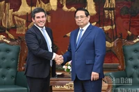 Thủ tướng Chính phủ Phạm Minh Chính và ông Gerald Toledano, thành viên Ban Điều hành, Giám đốc mảng sản phẩm cổ phiếu và đa tài sản toàn cầu của FTSE Russell. (Ảnh: TRẦN HẢI)