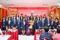 Đồng chí Nguyễn Thị Hoàng Vân, Phó Bí thư Đảng ủy các cơ quan Đảng Trung ương tặng hoa chúc mừng Ban Chấp hành Đảng bộ cơ quan Nhà xuất bản Chính trị quốc gia Sự thật nhiệm kỳ 2025-2030. (Ảnh THẾ ĐẠI)