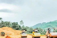 Công nhân Tập đoàn Đèo Cả thi công đường cao tốc Hữu Nghị-Chi Lăng. (Ảnh: BÍCH LIÊN)
