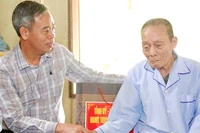 Phó Bí thư Tỉnh ủy, Chủ tịch Hội đồng nhân dân tỉnh Nguyễn Đăng Quang thăm, tặng quà thương binh Cao Vạng ở thôn Tiến Hóa, xã Kim Phú.