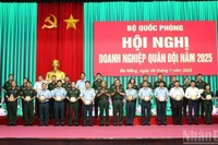 Thủ trưởng Bộ Quốc phòng tặng biểu trưng cho các doanh nghiệp xếp loại A 5 năm liền. (Ảnh: ĐÌNH TĂNG)