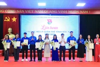 Ban tổ chức tặng hoa các đơn vị tham dự.