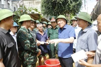 Phó Thủ tướng Thường trực Chính phủ Nguyễn Hòa Bình thăm hỏi, động viên người dân xã Tiên Lục, tỉnh Bắc Ninh.