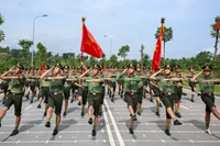 Khối nam sĩ quan Kỹ thuật nghiệp vụ và phòng chống tội phạm sử dụng công nghệ cao luyện tập trong thời tiết nắng nóng.