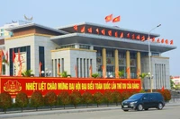 Quảng trường 3/2 tại phường Bắc Giang rực rỡ sắc màu với cờ, pano, khẩu hiệu chào mừng Đại hội Đảng toàn quốc lần thứ XIV.