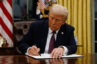 Tổng thống Trump ký sắc lệnh tại Nhà trắng (Ảnh: TTXVN)