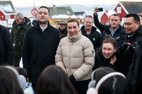 Thủ tướng Đan Mạch Frederiksen (giữa) gặp gỡ người dân Greenland.