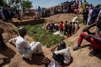 Người dân chôn cất các nạn nhân xấu số. Nguồn: BSN