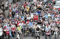 Việt Nam có số lượng lớn xe mô tô, xe gắn máy tham gia giao thông. (Ảnh: PV)