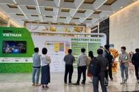 Đại biểu, doanh nghiệp, người dân xem chỉ dẫn tại khuôn viên triển lãm. (Ảnh: HNV)