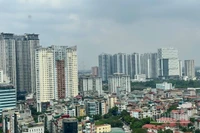 Thị trường bất động sản Việt Nam còn nhiều tiềm năng và dư địa phát triển nhưng giá nhà tăng “nóng”, vượt xa thu nhập thực tế và làm gia tăng khoảng cách giữa người có bất động sản với người chưa thể sở hữu nhà ở. (Ảnh: HNV)