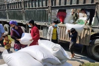 Kịp thời hỗ trợ gạo cho người dân một số vùng khó khăn. (Ảnh: PV)