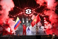 J Balvin và Tlinh biểu diễn cùng lá cờ Việt Nam-Colombia.