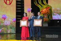 Thủ tướng Chính phủ Phạm Minh Chính trao danh hiệu “Chiến sĩ thi đua toàn quốc” tặng Nhà giáo ưu tú, Tiến sĩ Phạm Xuân Khánh, Bí thư Đảng ủy, Hiệu trưởng Trường Cao đẳng Công nghệ cao Hà Nội và Nhà giáo ưu tú, Thạc sĩ Đào Thị Thủy, Hiệu trưởng Trường Tiểu học Đoàn Thị Điểm - Hà Nội. 