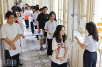 Thí sinh tham dự kỳ thi tuyển sinh lớp 10 tại điểm thi trường Trung học phổ thông Trần Phú (Hà Nội). Ảnh: ĐẠI THẮNG 