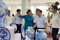 Lãnh đạo Sở Công thương Hà nội tham quan các sản phẩm trưng bày tại triển lãm.