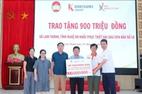Đại diện Quỹ Khởi sự từ tâm và Văn phòng đại diện Báo Nhân Dân tại Nghệ An trao 900 triệu đồng cho người dân xã Lam Thành khắc phục thiệt hại sau cơn bão số 10. 