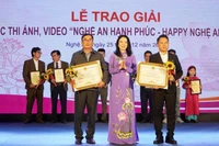 Ban tổ chức trao giải Nhất cho các tác giả cuộc thi ảnh, video "Nghệ An hạnh phúc - Happy Nghệ An 2025".