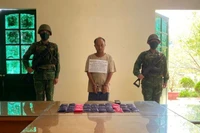 Đối tượng Xải Khư Lỳ cùng tang vật.