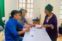 Người dân xã Mường Típ vui mừng khi nhận được quà Quốc Khánh.