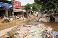Nước rút, trung tâm xã Tương Dương ngổn ngang bùn đất và đồ đạc của người dân.
