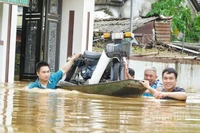 Người dân xóm Hưng Lợi 1 di chuyển xe máy lên cao.